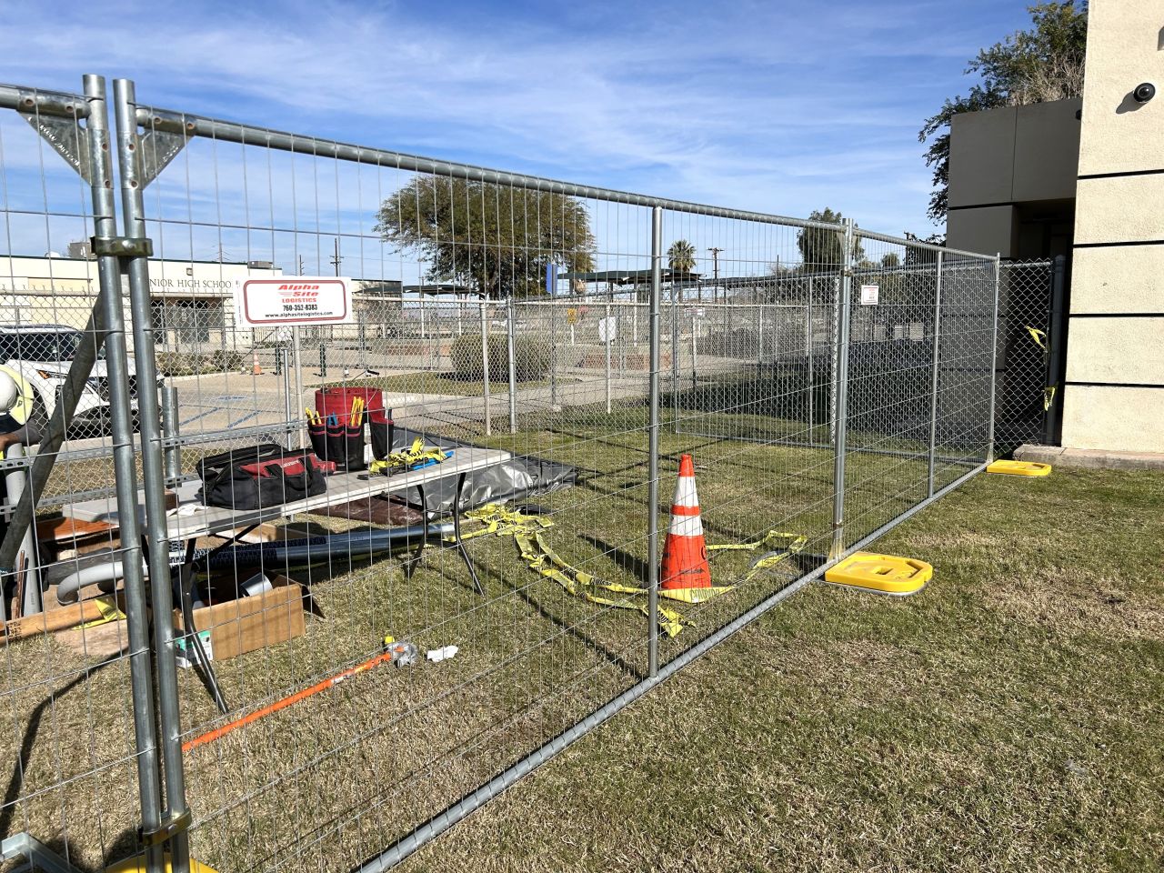 Instalación de una valla provisional para separar los materiales de construcción del recinto universitario.